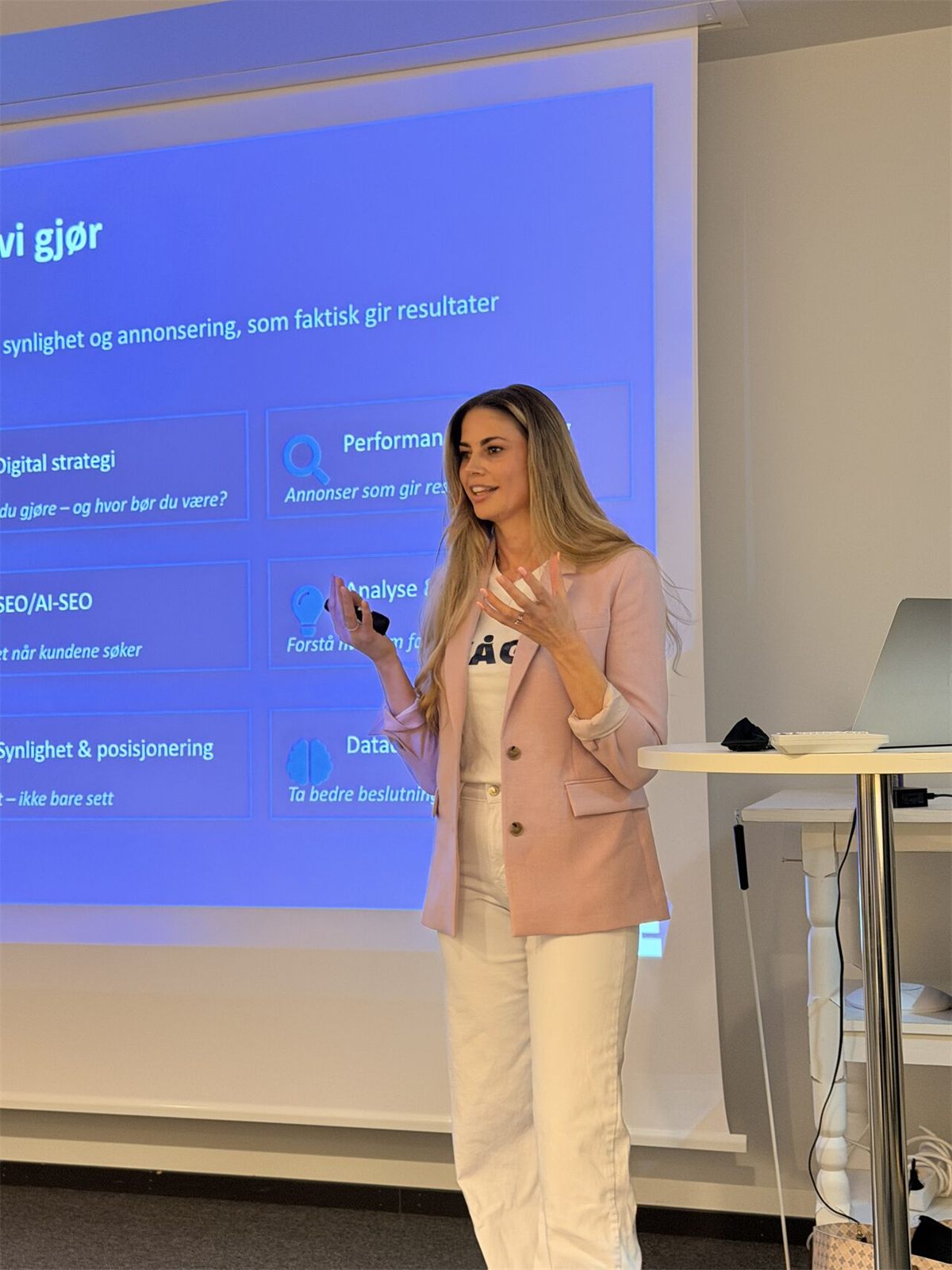 Ida Therese Pettersen presenting Våge Marketing's services