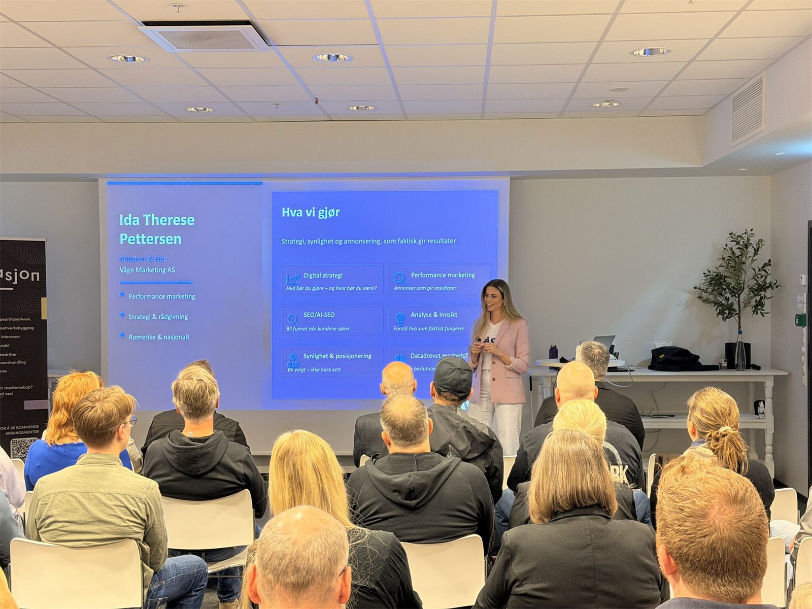 Audience at the breakfast seminar with Ida Therese Pettersen on stage